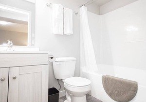 4Bed 2Bath Townhouse with Laundry, Parking & Wi-Fi