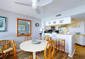 4th-Floor oceanfront condo with amazing view, WiFi & shared pools/hot tub/gym