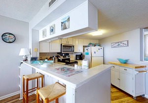4th-Floor oceanfront condo with amazing view, WiFi & shared pools/hot tub/gym
