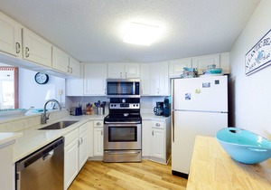 4th-Floor oceanfront condo with amazing view, WiFi & shared pools/hot tub/gym