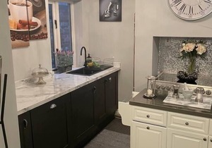 5 Bed House - Sleeps 12 - Pets - Parking