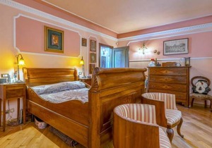 5 bedroom accommodation in Arezzo