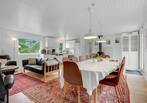 5 bedroom awesome home in Fårvang