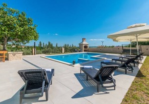 5 bedroom accommodation in Lisane Ostrovicke