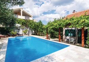 5 bedroom accommodation in Lisane Ostrovicke
