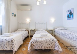 5 Deluxe Country Holiday Homes near beach, lake and mountains for 18 guests