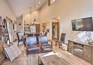 5 Mi to Ski Resort: Mtn-View Breck Home w/Hot Tub