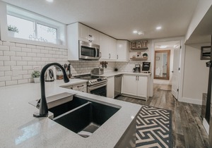5 min from WEM - 2 Bedroom Suite