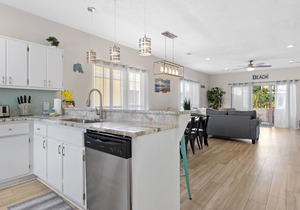 5 Min Walk to beach, Sparkling Pool, Private GameRoom & Mins to Shops& Outlet!48