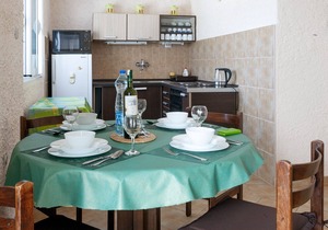 5 min Walk to the Beach, Wi-Fi, Aircon, Parking, family friendly