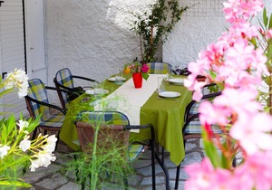 5 min Walk to the Beach, Wi-Fi, Aircon, Parking, family friendly