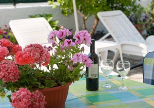 5 min Walk to the Beach, Wi-Fi, Aircon, Parking, family friendly
