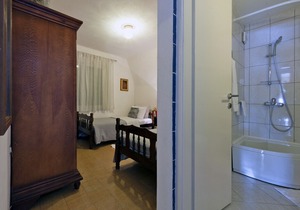 5 min Walk to the Beach, Wi-Fi, Aircon, Parking, family friendly
