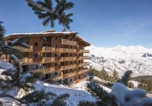 50m from ski slopes, 3rd floor, view valley, swimming pool, balcony, parking, tv, ski locker, 70m²