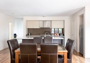 5br Luxury House 20 Min To Cbd Spacious Living