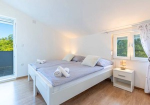 6 bedroom accommodation in Turjaci