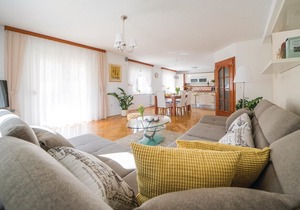 6 bedroom accommodation in Zmijavci