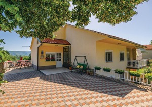 6 bedroom accommodation in Zmijavci