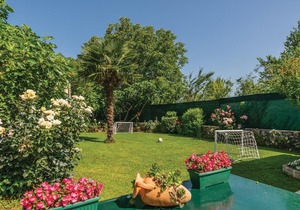 6 bedroom accommodation in Zmijavci