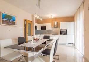 6 bedroom accommodation in Lisicic