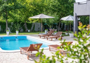 6 bedroom accommodation in Turjaci