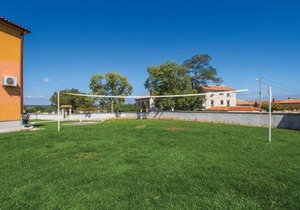 6 Bedroom Amazing Home In Bratulici