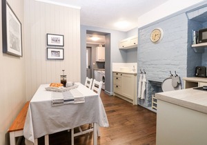 6 COASTAL COTTAGES, pet friendly, with a garden in Kessingland