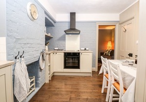 6 COASTAL COTTAGES, pet friendly, with a garden in Kessingland
