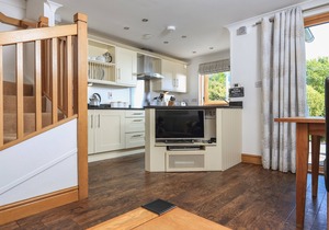 6 COURT COTTAGE, HILLFIELD VILLAGE, family friendly in Dartmouth