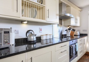 6 COURT COTTAGE, HILLFIELD VILLAGE, family friendly in Dartmouth