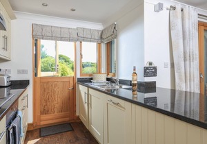6 COURT COTTAGE, HILLFIELD VILLAGE, family friendly in Dartmouth