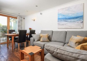 6 Court Cottage, Hillfield Village