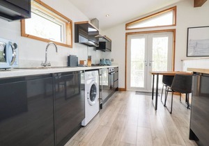 6 SOUTHERN PLACE, character holiday cottage, with hot tub in Dobwalls