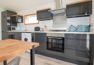 6 SOUTHERN PLACE, character holiday cottage, with hot tub in Dobwalls