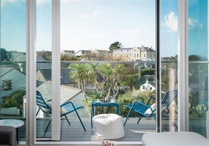 6 The Strand sleeps 8 guests, footsteps from Porth beach