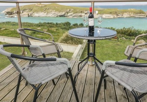 6 THE WATERMARK, pet friendly, country holiday cottage in Porth