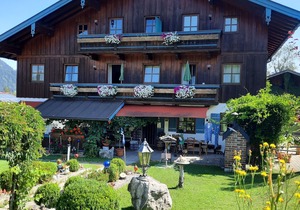6) Vier-Raum-Ferienwohnung 90qm, bis zu 6 Personen, Dusche/WC, 3 Extra-Schlafzimmer, Küche, Balkon