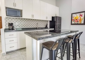 60% discount, new 3 BDR, 2 rooftop pools w panoramic views, 5 min from downtown