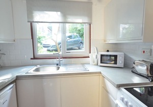 60 Strawberry Hill, Tolroy Manor