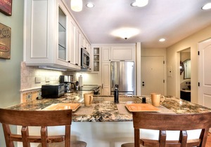 604 Gorgeous Renovated Condo, Steps to Omni Spa, PFC & Exclusive Building Pool