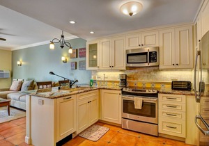 604 Gorgeous Renovated Condo, Steps to Omni Spa, PFC & Exclusive Building Pool