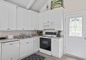 64 Night Heron - 3 Bedroom Home, Pool On Site, Easy Walk to Beach!