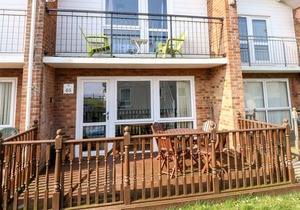 65 WATERSIDE PARK, pet friendly, country holiday cottage in Corton