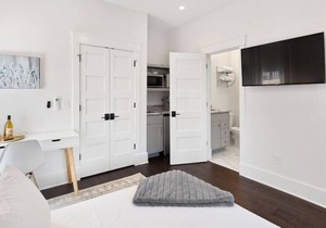 697 King A1 · Fresh & Modern 30-Day Rental