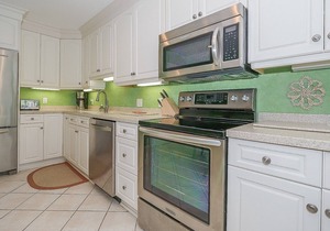 7 Turtle Lane Club ~ Single Story 3BR Townhome, 2 Minute Walk to Beach!