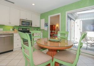 7 Turtle Lane Club ~ Single Story 3BR Townhome, 2 Minute Walk to Beach!