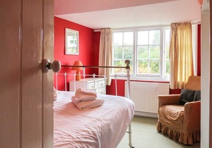 7 Whinlands - sleeps 10 guests in 5 bedrooms