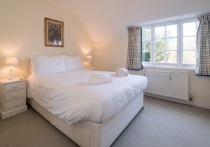 7 Whinlands - sleeps 10 guests in 5 bedrooms