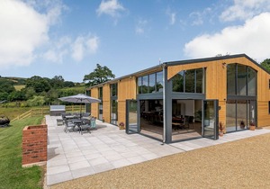 8 bedroom accommodation in Cadeleigh, near Tiverton