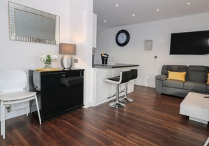 8 MARINA VIEW, pet friendly, luxury holiday cottage in Pwllheli